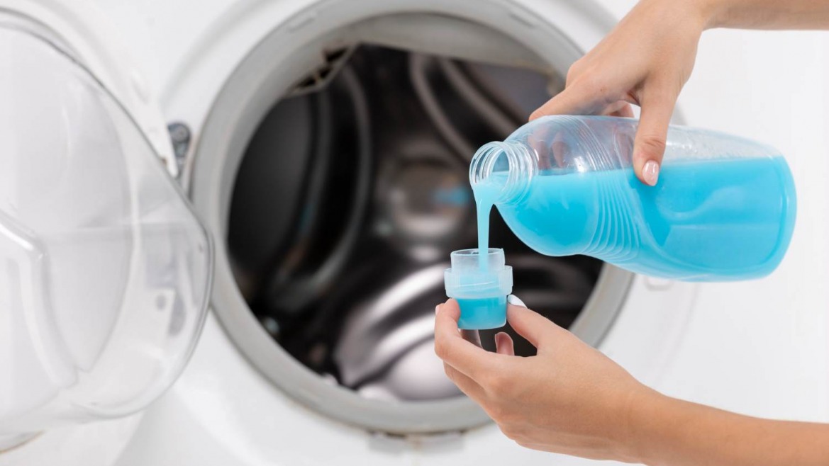 Obsługa pralki — gdzie umieszcza się proszek do prania i płyn?