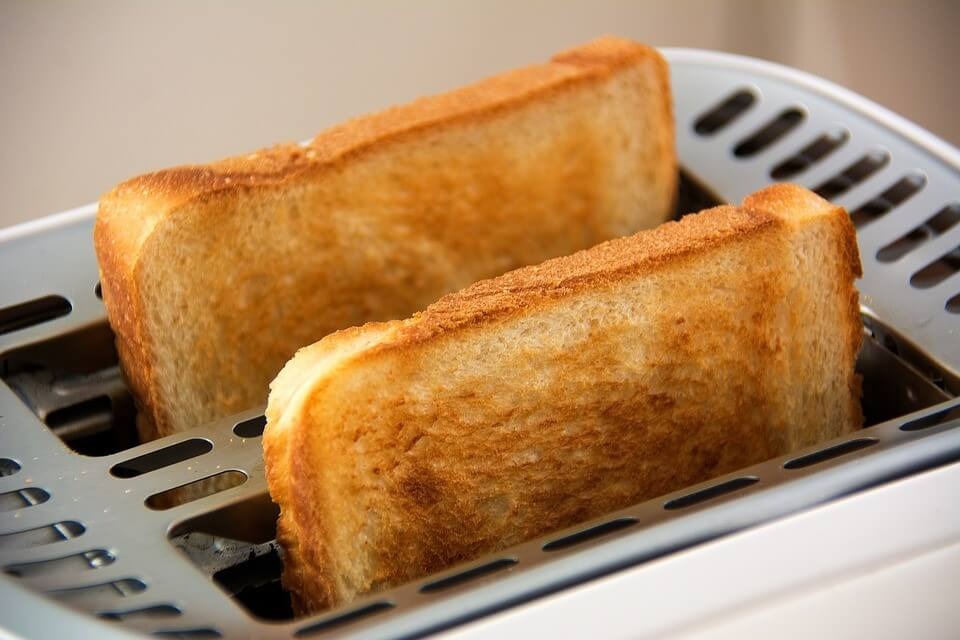 Toster czy profesjonalny opiekacz do chleba? Które urządzenie wybrać do gastronomii?