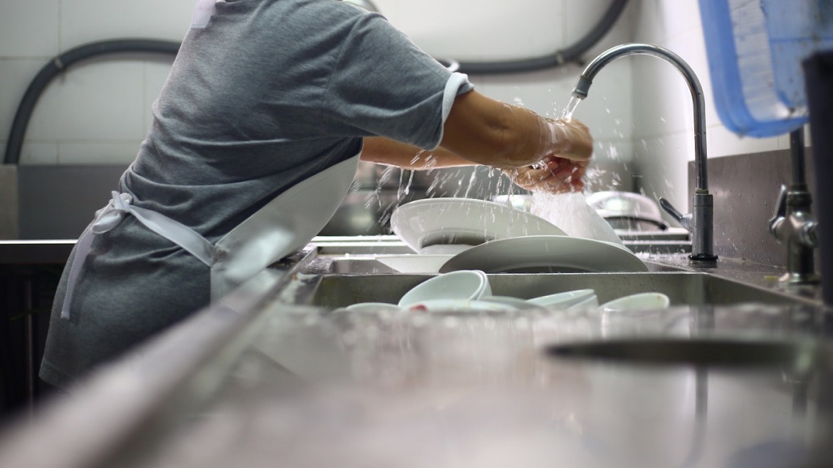 Prawidłowe mycie naczyń w lokalach żywieniowych - jak powinno wyglądać?