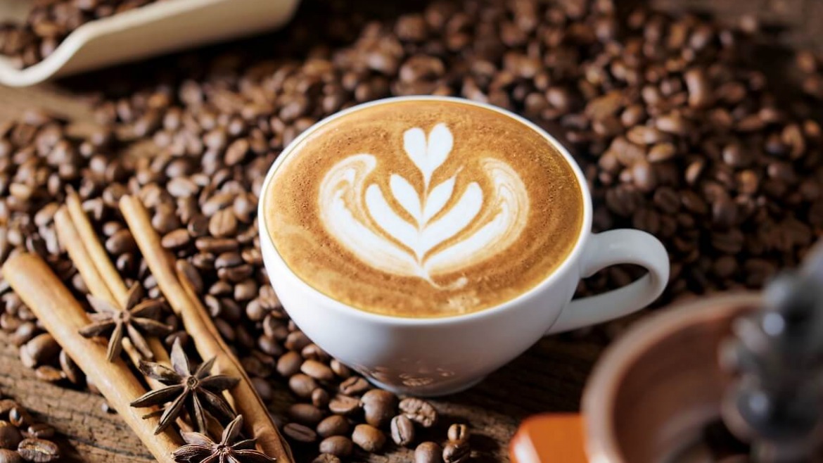 Młynek do kawy i spieniacz do mleka, czyli pyszna kawa dzięki sprzętom SMEG
